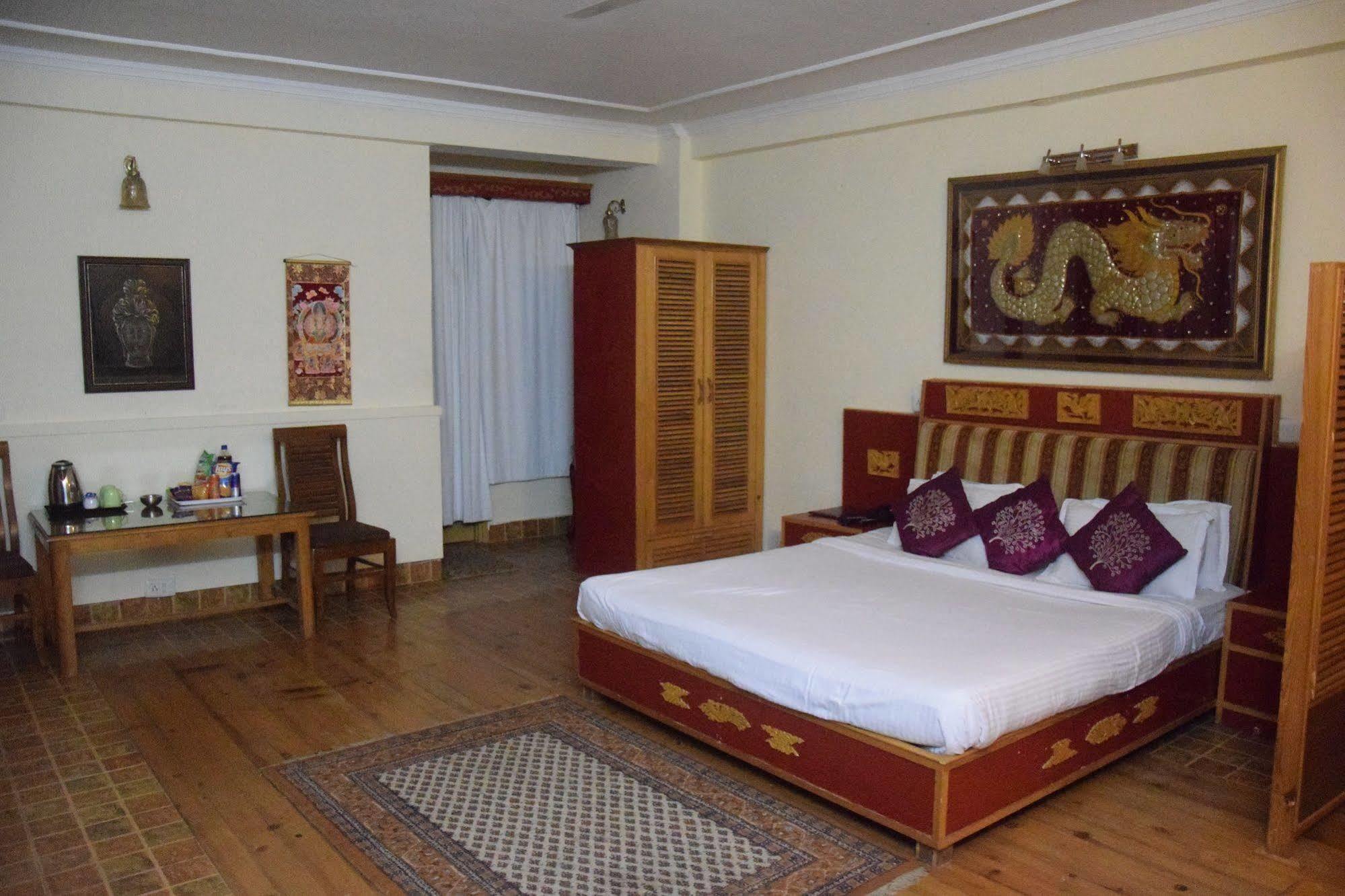 Una Comfort Nandini Hotel Дхарамсала Екстериор снимка